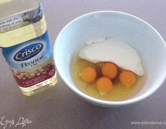 В отдельной посуде смешать яйца, ванилин, масло (в моем случае арахисовое) и buttermilk (обезжиренный йогурт).