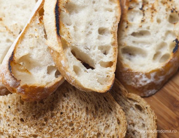 Разогреть сковороду без масла и поджарить гренки. 