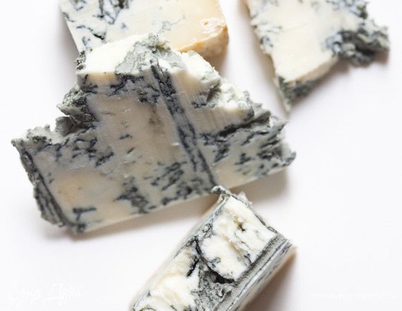 Горгонзолу порезать или просто поломать.