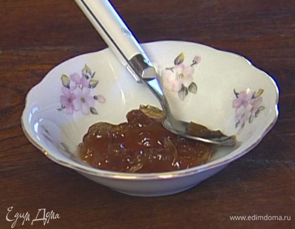 Орехи, мед, мармелад выложить в небольшие креманки.