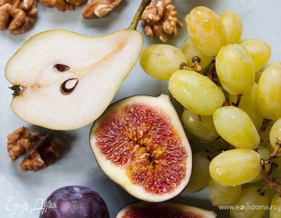 Фрукты вымыть и нарезать или оставить целиком.