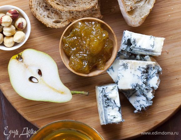 Подать гренки с горгонзолой, орехами, мармеладом, медом и фруктами.