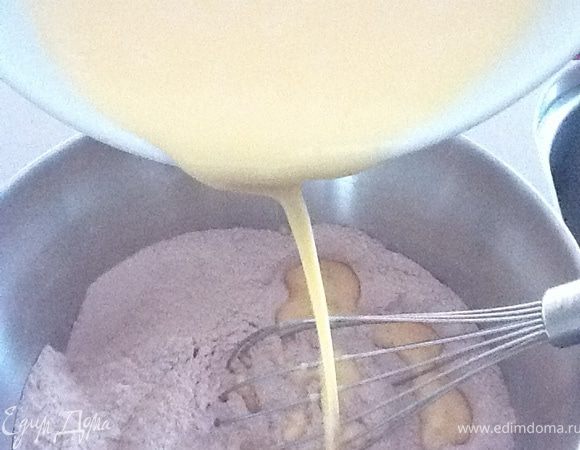 Яичную сместь вылить в смесь из муки (которая с какао, сахаром и содой). 