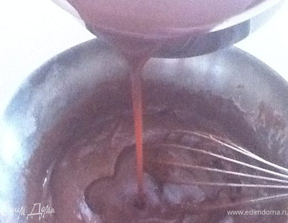 Уже остывшую шоколадную массу (из шага 1) добавить в массу из муки+яйца (см.шаг 5). Добавлять в 3 этапа, тщательно перемешивая после каждой добавленной порции.