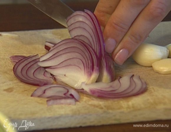 Лук почистить и нарезать полукольцами, как можно тоньше.