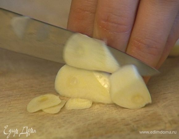 Чеснок тоже почистить и нарезать тонкими пластинками.