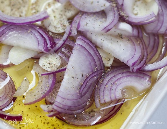 Приготовить заправку: соединить оливковое масло с уксусом, посолить, поперчить, добавить измельченные лук и чеснок, все перемешать.