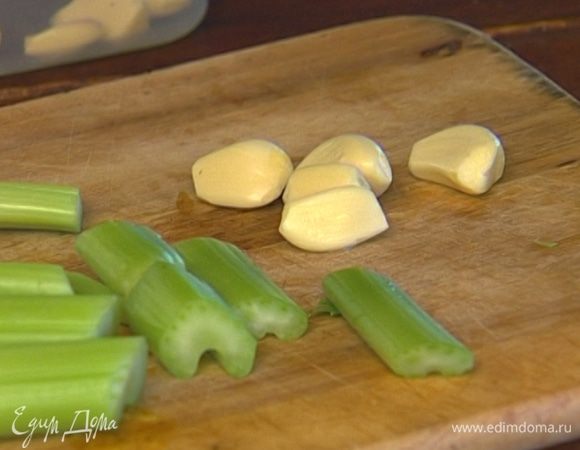 Зубчики чеснока почистить и разрезать пополам.