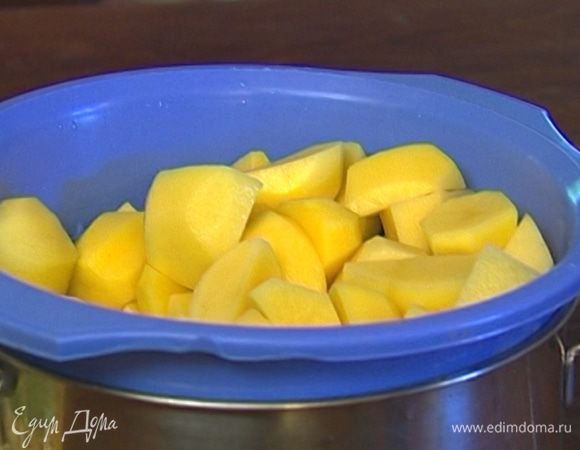 Каждый клубень картофеля разрезать на четыре части.