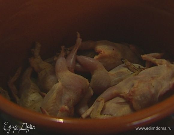 В большой тяжелой кастрюле с толстым дном растопить 2 ст. ложки сливочного масла и обжаривать куропаток со всех сторон в течение 20—30 минут, затем выложить на блюдо.