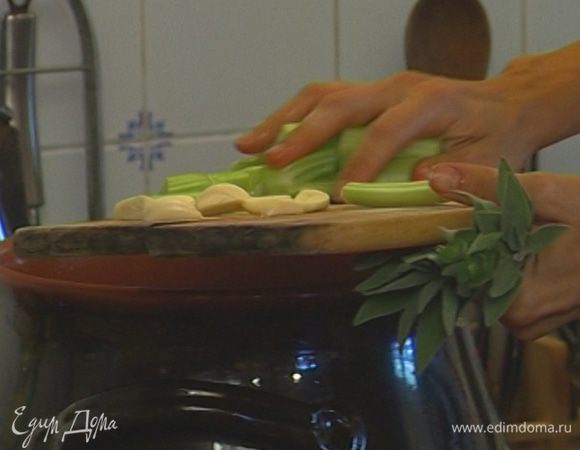 Кастрюлю протереть бумажным полотенцем, чтобы убрать подгоревшее масло. Растопить в ней столовую ложку сливочного масла и потушить сельдерей и чеснок.