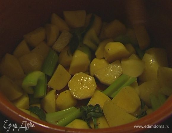 Когда чеснок станет мягче, добавить шалфей и картофель. Посолить, поперчить и, помешивая, дать овощам пропитаться всеми ароматами.