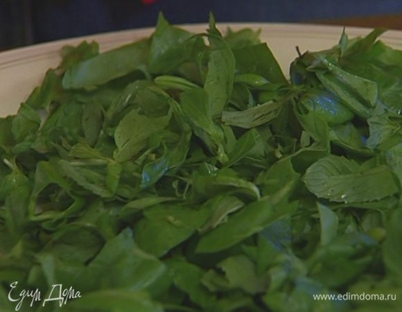 Соединить шпинат с листьями мяты. 