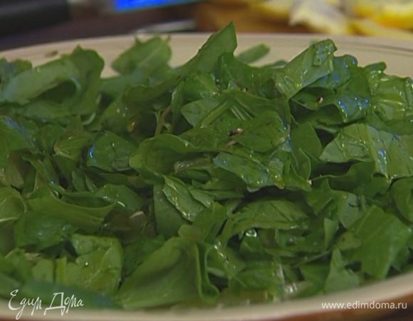 Перемешать лимон со шпинатом и листьями мяты, посолить и поперчить, сбрызнуть оливковым маслом, еще раз перемешать и подавать тут же.