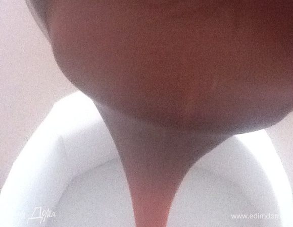 Духовку зарогреть до 160 градусов. Тесто вылить в подготовленную (выстеланную пекарской бумагой) форму.