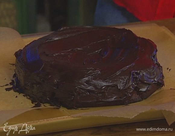 Горячий торт вынуть из формы, слегка остудить и смазать шоколадной глазурью. 
