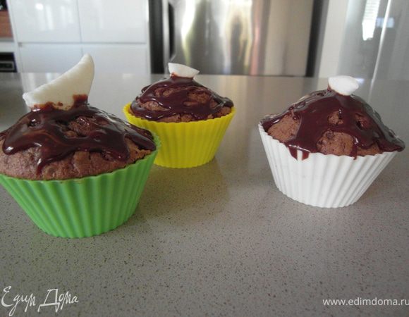 Торт я готовила на День Рождение, на котором присутствовать не смогу, посему вылила часть теста в 4 формочки для маффинов, дабы попробовать хоть чуток "шоколадного блаженства":))) (мафинам понадобилось мин 15 до полной готовности).