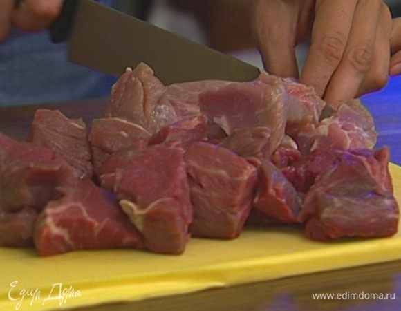 Свинину и говядину нарезать кусочками.