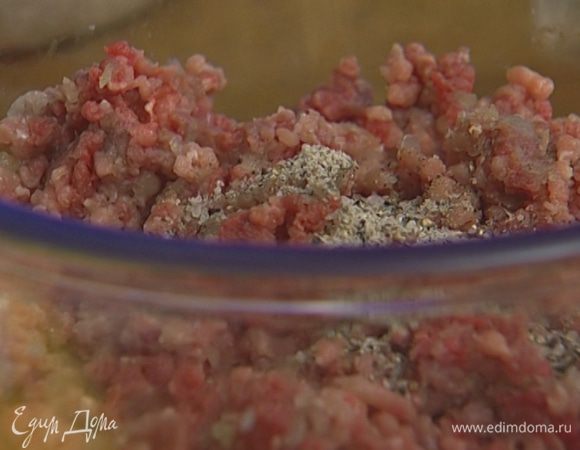 Приготовить начинку: мясо с луком пропустить через мясорубку, поперчить и посолить, добавить 2 ст. ложки очень холодной воды и все перемешать.