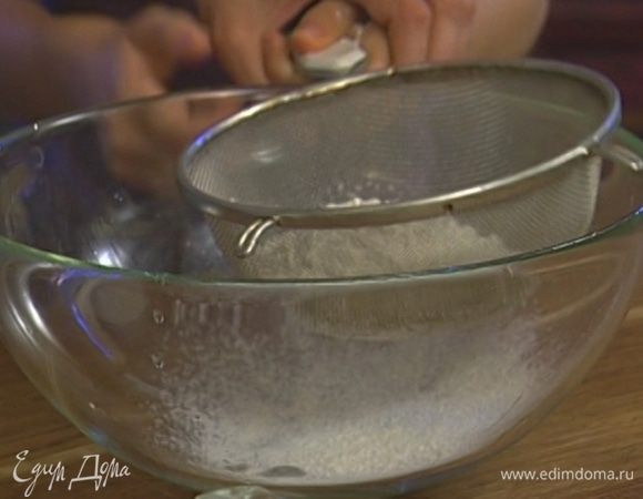 Соединить 2 стакана муки со щепоткой соли и просеять через сито.