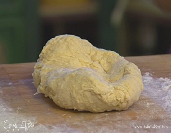 Добавить к муке желток, растительное масло и, понемногу вливая очень холодную воду (примерно 2/3 стакана), вымесить тесто.