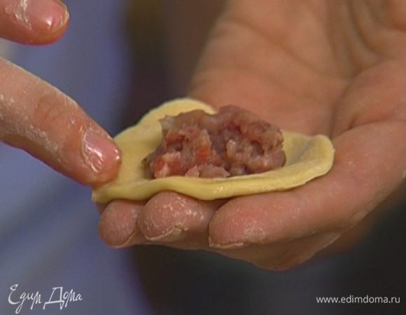 Вырезать из теста с помощью кофейной чашки или стакана небольшие кружки, выложить на каждый немного фарша и защипнуть края.