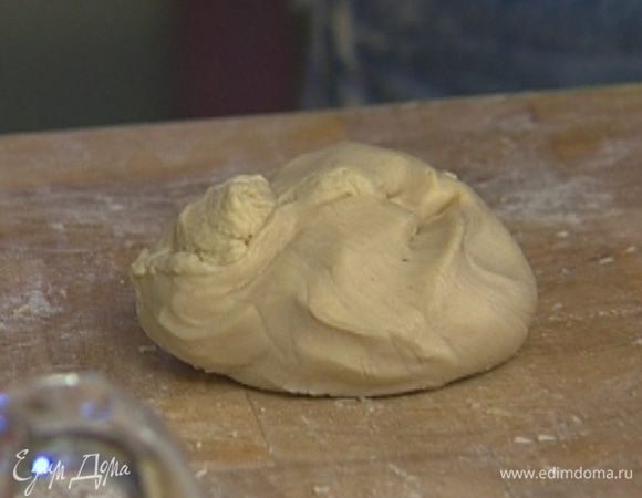 Добавить к муке 2 яйца и 1/2 ч. ложки соли и, понемногу вливая очень холодную воду (примерно 1/2 стакана), вымесить тесто — оно должно получиться достаточно крутым.