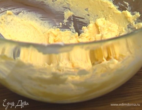 Приготовить начинку, соединив творог, сметану, яйцо, сахар и щепотку соли. Все тщательно растереть в однородную эластичную пасту.