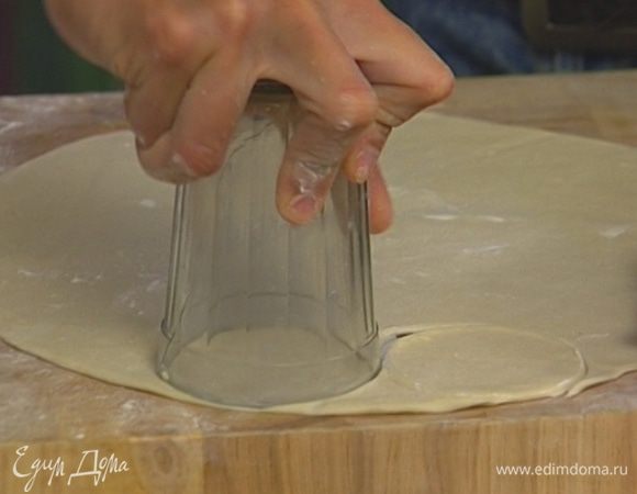 Раскатать тесто в пласт толщиной 1–2 миллиметра, стаканом или чашкой вырезать небольшие кружки.