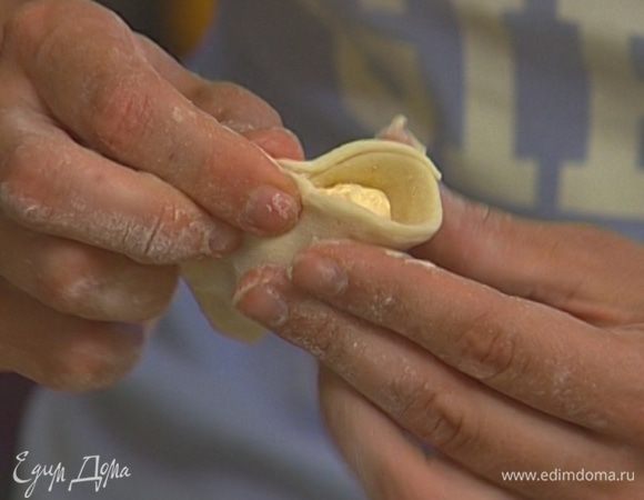 В центр кружков положить начинку и защипнуть края.