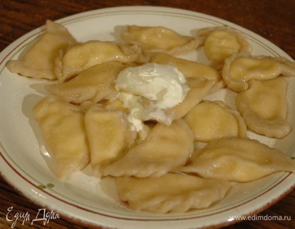 Растопить сливочное масло и полить вареники, чтобы они не слиплись.