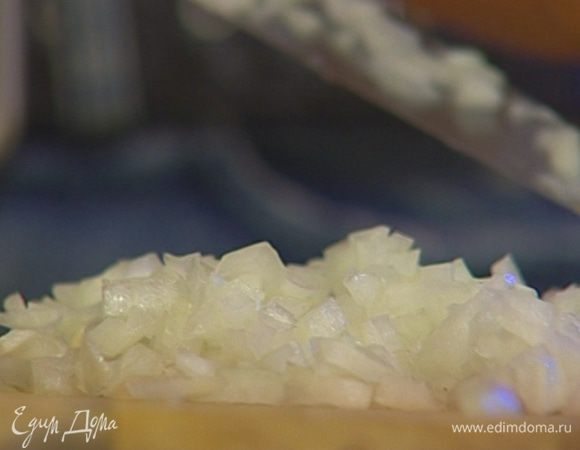 Лук почистить и мелко нарезать.