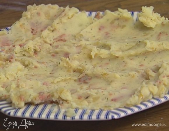 Приготовить начинку: готовый картофель размять, добавить лук с беконом, половину укропа и перемешать все до однородного состояния.