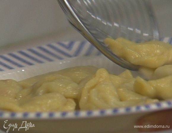 Опустить вареники в кипящую подсоленную воду и варить 8–10 минут.