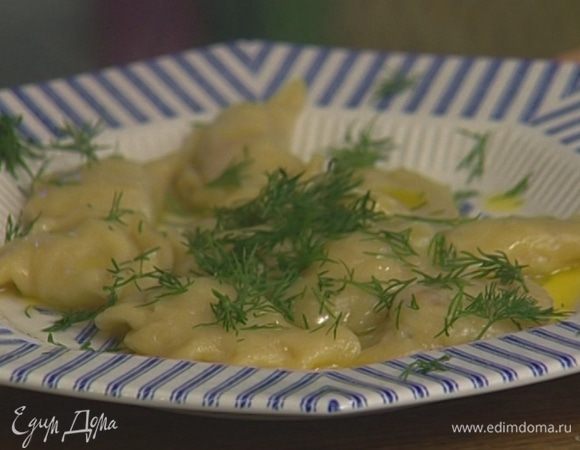 Сливочное масло растопить и полить вареники, затем присыпать оставшимся укропом.