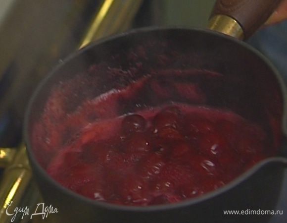 Половину вишни переложить в небольшую кастрюлю вместе с образовавшимся соком, всыпать оставшийся сахар и на медленном огне уварить.