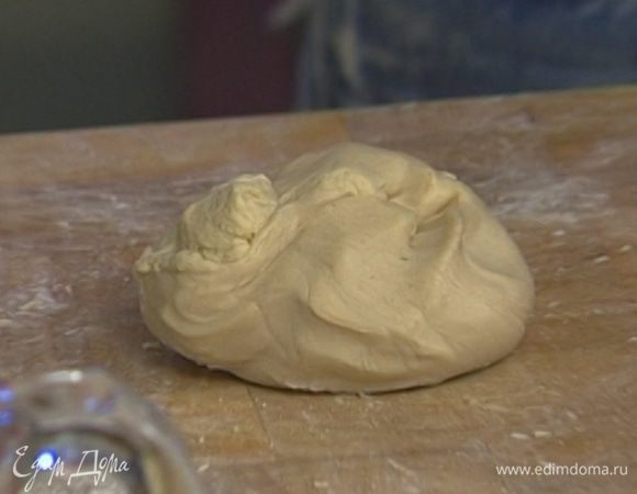 Муку перемешать с 1/4 ч. ложки соли и просеять, добавить 3/4 стакана очень холодной воды и замесить тесто.