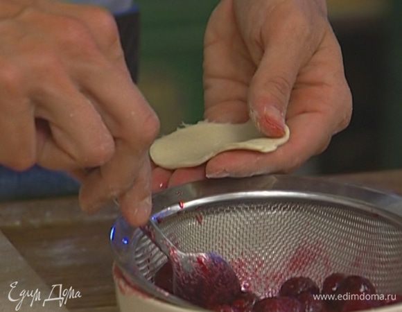 Положить на каждый кружок теста 2–3 вишни.