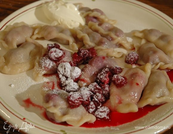 Отварить вареники в большом количестве подсоленной воды. Подавать, полив вишневым сиропом.