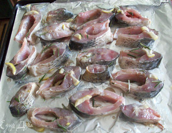 взять противень застелить фольгой, налить подсолнечного масла и выложить рыбу вместе с лимоном и розмарином, полить оставшимся маринадом.
выпекать 20-25 минут при температуре 180 градусов 