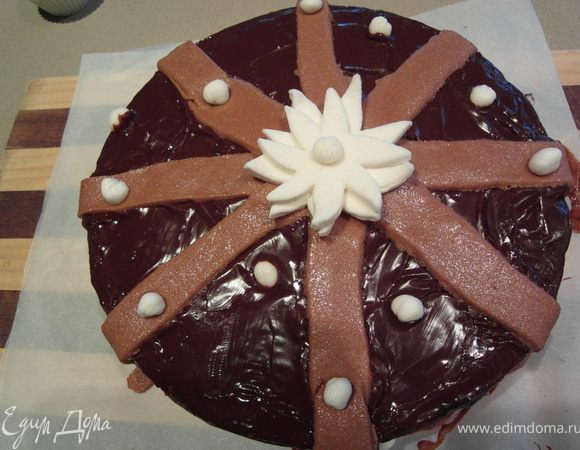 ...но мне уж ооочень хотелось украсить торт Фондантом (машмелоу + сах.пудра + шоколад) т.к. все же он предназначается на День Рождение, плюс насмотрелась шикарно украшенных тортов Оксаны. Взяла у нее мастер-класс, за что ей огромное спасибо (!)...ну, думаю, сделаю много-много цветов и облеплю им весь торт.... сделала 1 цветок и поняла, 1ый урок все же и мне сложно работать с фондантом (уж очень он не просто "пластилинный" и липнет ко всему) и тут я решила остановить свое творчество на "много-много полосочек" :) ...вот как скромно получилось....