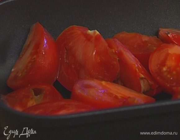 Помидоры нарезать крупно. 