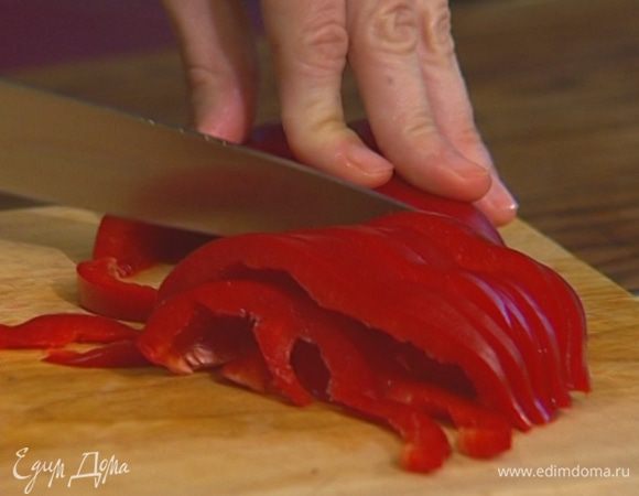 Сладкий перец, удалив плодоножку с семенами, нарезать полосками. 