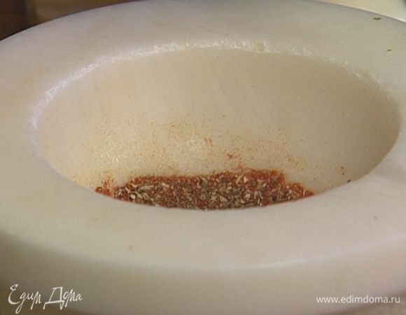 Сушеные помидоры растереть в ступке вместе с черным перцем и щепоткой морской соли. 