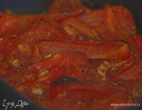 Уложить помидоры, перец и чеснок в глубокий противень, присыпать растертыми специями, полить оливковым маслом. Запекать в разогретой духовке 45 минут.