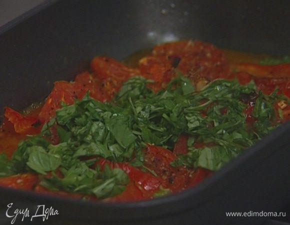 Треть запеченных помидоров отложить, снять с них кожицу и измельчить, затем добавить к ним нарезанный базилик и перемешать. 