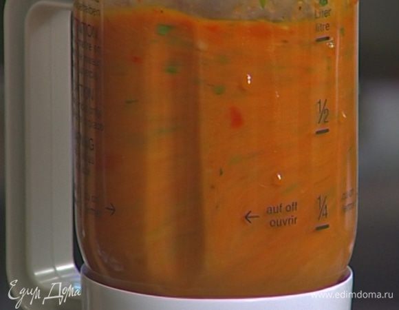 Остальные помидоры взбить в блендере и протереть через сито.