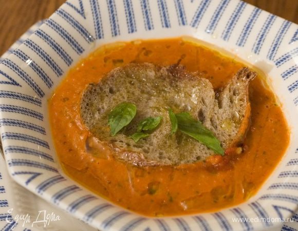Налить взбитый суп в тарелку, сверху положить ложку измельченных, не взбитых помидоров, поджаристую гренку, сбрызнуть все оливковым маслом и подавать. 