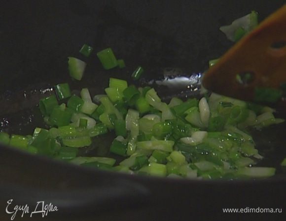 Разогреть в сковороде с толстым дном растительное масло и обжарить лук и сельдерей до прозрачности.