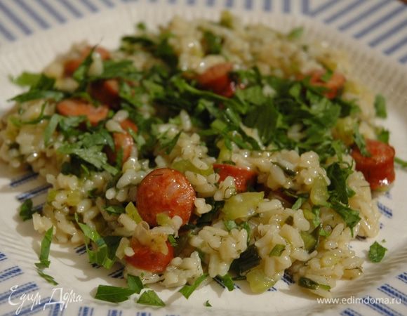 Петрушку мелко порубить и присыпать готовое блюдо.